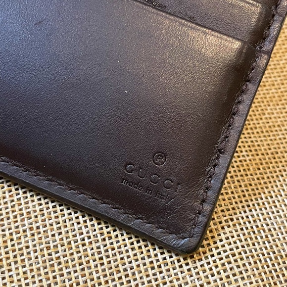 Gucci wallet for men. 100% authentic, fairly new condition. Retail for $650+ - Picture 2 of 4